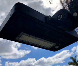 SIEGE SOLAR AREA LIGHT: 7" x 15"